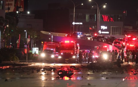 Autoridades y equipos de emergencia acudieron al lugar de la explosión registrada la tarde del martes 14 de octubre en la avenida Joaquín Orrantia, norte de Guayaquil.