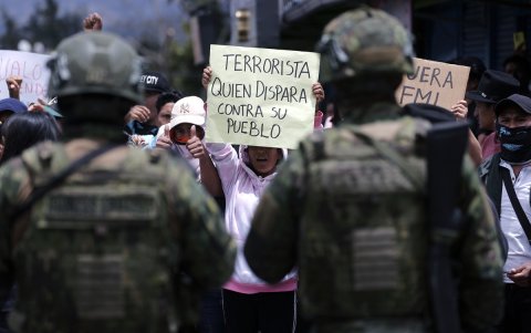 Personas se manifiestan a las afueras del Coliseo de Otavalo este 24 de septiembre de 2025, durante un evento presidencial, en Otavalo (Ecuador).