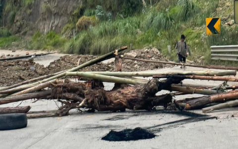 Vía Loja-Cuenca continúa cerrada este miércoles.