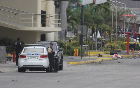 La mañana de este miércoles 15 de octubre, agentes policiales custodiaban la avenida Joaquín Orrantia, en el norte de Guayaquil, donde se registró el atentado terrorista.