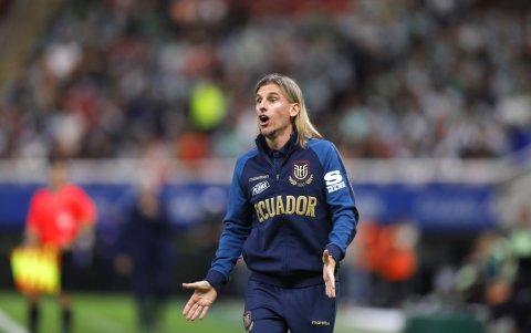 Sebastián Beccacece gesticuló desde la banca de suplentes de Ecuador ante Canadá.