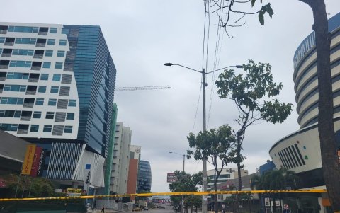La zona del atentado, en la avenida Joaquín Orrantia, en el norte de Guayaquil, permanece cerrada al tránsito la mañana de este miércoles 15 de octubre.