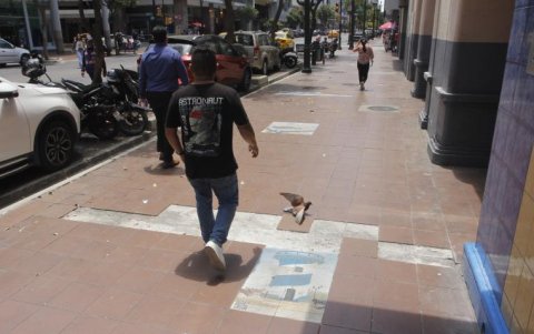 Centro. Este punto, en Rumichaca y 9 de Octubre, así como en la calle Chile, es común observar los daños en las aceras. La ciudadanía teme caer