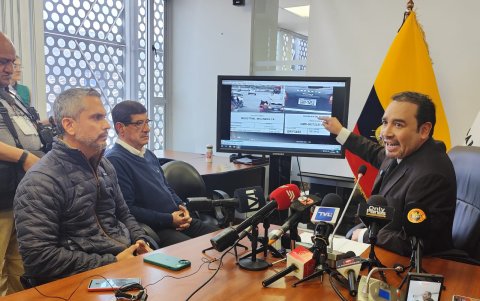 Juan González muestra video sobre vehículo vinculado a la explosión en la Bahía de Guayaquil.