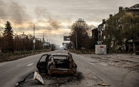Un automóvil quemado en una calle de la ciudad de primera línea de Kostyantynivka, región de Donetsk, en medio de la invasión rusa de Ucrania.