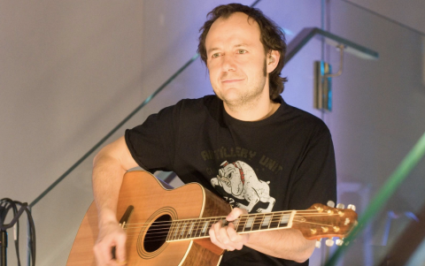 Pablo Benegas se retira temporalmente de La Oreja de Van Gogh para dedicarse a su familia y nuevos proyectos.