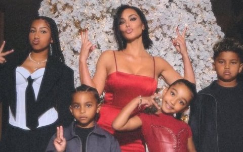 Kim Kardashan junto a sus cuatro hijos: North West, Saint West, Chicago West y Psalm West.