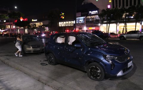 La explosión de una camioneta cargada con explosivos dejó un muerto y al menos 30 heridos, además de edificios y vehículos -como el de la imagen- afectados.