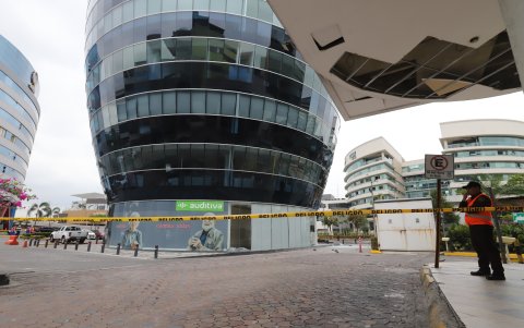 La detonación provocó daños materiales en edificios, vehículos y vidrios; las calles cercanas permanecieron parcialmente cerradas.