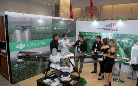 El congreso incluye una exhibición abierta con productos comerciales de toda la cadena de valor bananera, como productos de agroinsumos, aerofumigación, cartoneros, empresas de transporte y más.