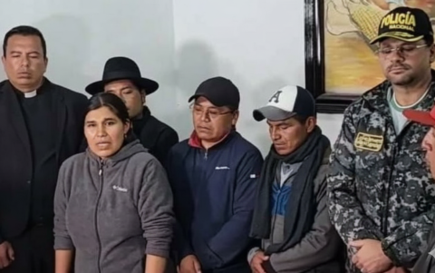 Dirigentes indígenas y autoridades del Gobierno durante la reunión en Otavalo, Imbabura, donde se acordó levantar temporalmente el paro y abrir mesas de diálogo para atender las demandas de las comunidades.