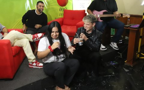 Lionel Fierro compartiendo un momento con Rosángela, una fan.