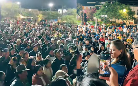 Manifestantes llegaron a la sede de la Alcaldía de Otavalo en busca de respuesta tras el anuncio de un acuerdo entre dirigentes indígenas y el Gobierno.