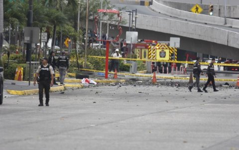 Atentado. La destrucción que causó la explosión frente al Mall del Sol se expandió a locales y edificios.