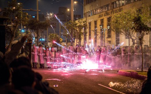 Integrantes de la Policía de Perú custodian durante una manifestación este miércoles, en Lima (Perú).
