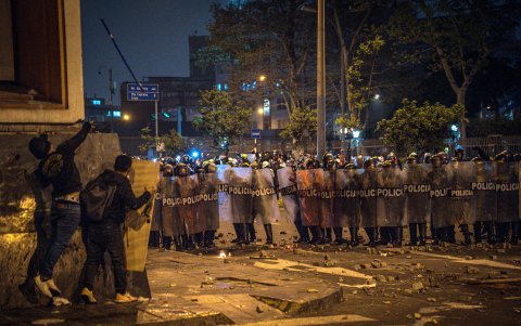 La Policía Nacional del Perú dispersó a los manifestantes que llegaron a los exteriores del Congreso en una marcha de protesta en Lima.