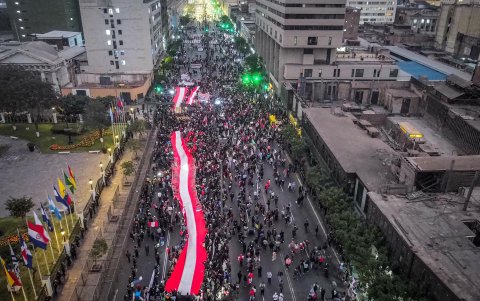 Fotografía aérea de personas sosteniendo una bandera de Perú en una protesta este miércoles, en Lima (Perú).