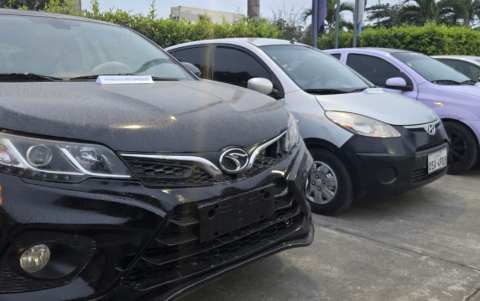 Motocicletas, vehículos y cámaras de videovigilancia fueron decomisadas.