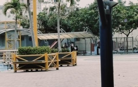 Los guardias privados se mantienen en el ingreso de la calle Clemente Ballén.