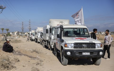 Vehículos de la Cruz Roja (CICR), se preparan para partir hacia el cruce de Kissufim, para recibir los cadáveres de los palestinos que bajo custodia israelí el 15 de octubre de 2025.