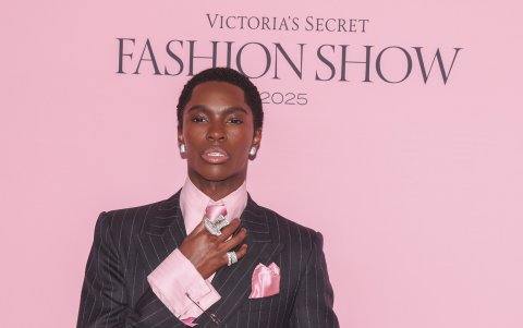 El modelo Alton Mason en la alfombra rosa