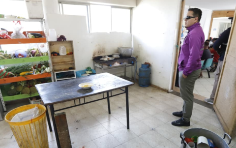 Dentro del establecimiento se encontraron alimentos en descomposición.