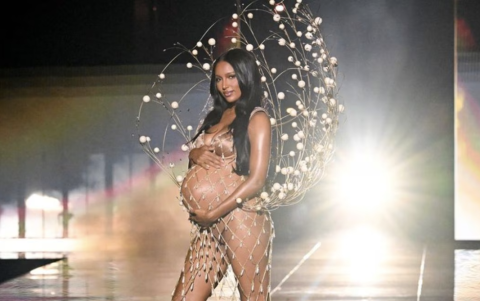 Jasmine Tookes abrió el desfile luciendo su embarazo, marcando un momento histórico en la pasarela.