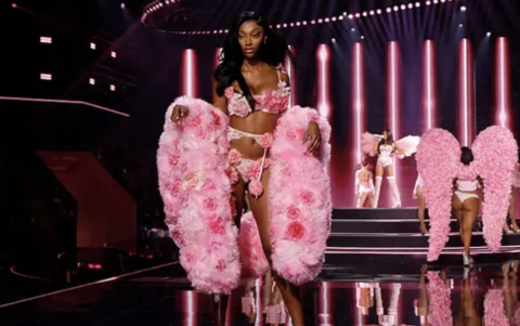 Angel Reese debutó como “ángel” de Victoria’s Secret, siendo la primera atleta profesional en portar las icónicas alas.