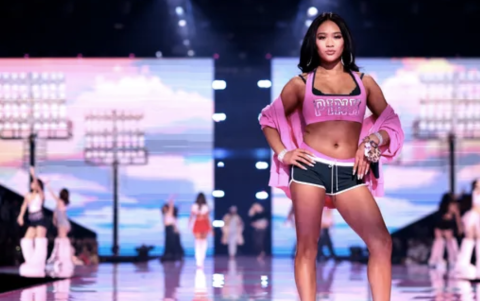 Suni Lee debutó en la pasarela con un conjunto audaz, convirtiéndose en la primera atleta olímpica en desfilar para Victoria’s Secret.