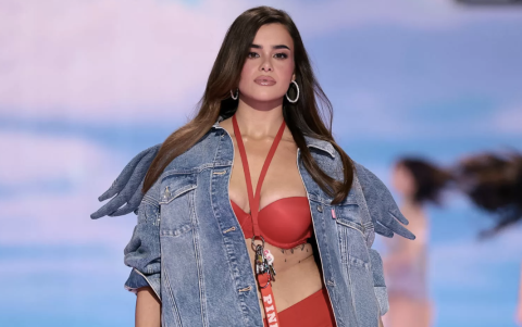 Barbie Ferreira debutó en la pasarela con actitud desafiante, celebrando la diversidad corporal y el empoderamiento.