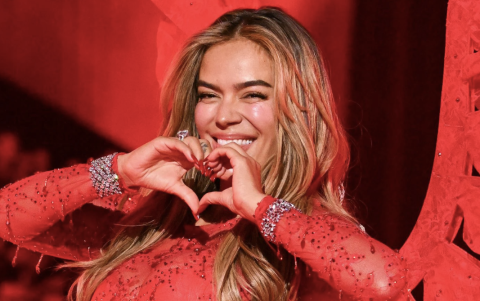 Karol G se convirtió en la primera artista latina en cantar en el desfile de Victoria’s Secret, combinando música y moda.