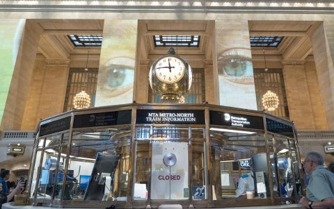 Personas asisten a la exposición 