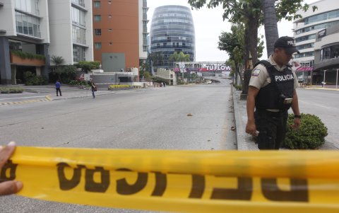 Zona. La avenida Joaquín Orrantia permanecía cerrada al tránsito vehicular y peatonal tras el hecho que sacudió a la ciudad.