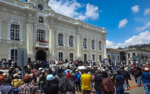Personas participan en una manifestación este jueves, en Otavalo (Ecuador).