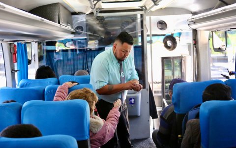 2. Buses. En las unidades de transporte público convencionales, los pasajeros cancelan la tarifa con el método tradicional, en efectivo, al cobrador o chofer.