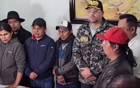 El ministro del Interior, John Reimberg, aparece junto a dirigentes indígenas de Imbabura anunciando un acuerdo de paz. Momento después, las bases desconocieron el convenio.