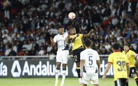 Michael Estrada (i) comandará el ataque de los albos.