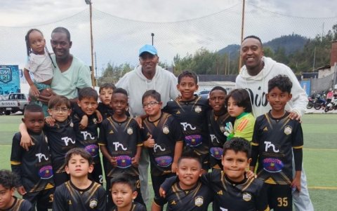 El exfutbolista (d) entrena a niños y jóvenes en su escuela ubicada en el norte de Quito.