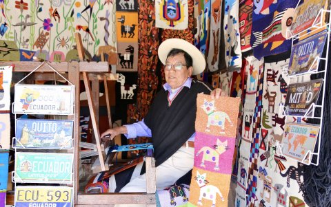 En el Museo Intiñan pueden encontrar variedad de artesanías. Aquí papá José elabora unos bordados a mano.