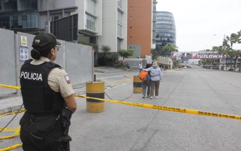 Mientras la zona permanecía cerrada, personal de la Policía custodiaba la zona donde ocurrió el atentado terrorista en el norte de Guayaquil.