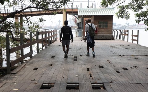 En este punto empieza la caminera que conduce hacia la comuna de Santay. El punto de información que recibía a los turistas ya no funciona.