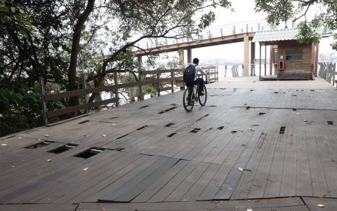 Los estudiantes se movilizan en bicicleta desde la isla Santay. El mal estado de las camineras pone en riesgo su traslado.