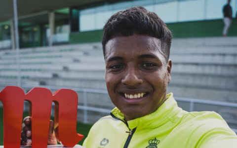Jeremy Arévalo con el premio a Mejor Jugador de septiembre en el Real Racing Club de Santander.