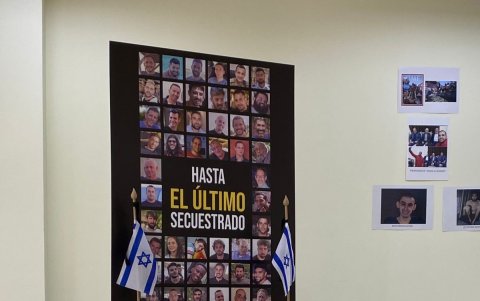 En la Embajada de Israel hay un lugar especial en homenaje a los secuestrados y víctimas del 7 de octubre de 2023.