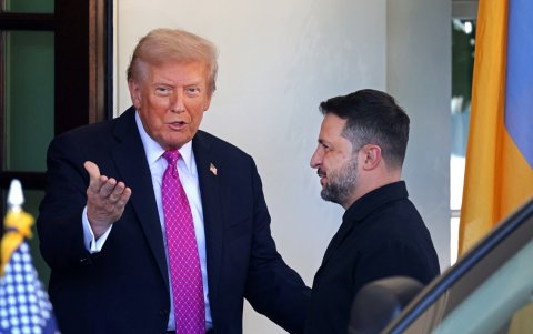 El presidente Donald Trump, da la bienvenida al presidente ucraniano, Volodymyr Zelensky, a su llegada a una reunión en la Casa Blanca en Washington, el 17 de octubre de 2025.