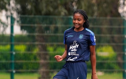 Maite Zambrano sopló sus 17 velas en Marruecos, rodeada de sus compañeras de la selección sub-17.