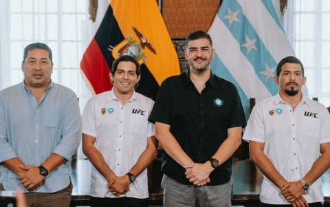 Carlos Morán, director de deportes, el alcalde Aquiles Álvarez junto a Adrián y Andrés Luna Martinetti.