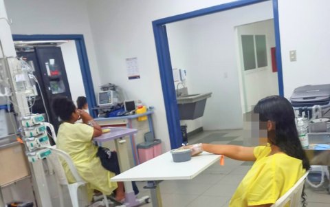 Área de cuidados intensivos neonatales del Hospital Universitario de Guayaquil. Pacientes sufren calor por el deficiente sistema de aire acondicionado y deben mantener la puerta abierta.