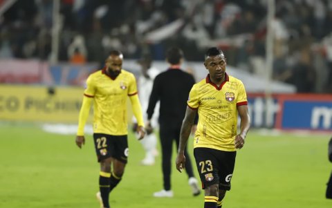 Jugadores de Barcelona salen con caras largas después de la goleada recibida en Casa Blanca.