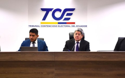 El juez electoral Patricio Maldonado (segundo desde la derecha) fue quien moduló la sentencia y aplicó el principio de favorabilidad para Franco Loor y Verduga.